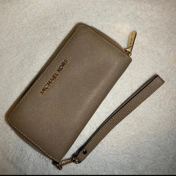MK wallet - Picture 1 of 3